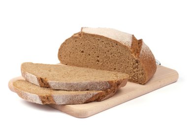 Çavdar ekmeği tahtada dilimlenmiş