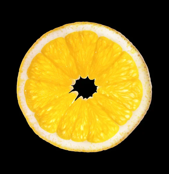 Fatia única de laranja isolada em preto — Fotografia de Stock