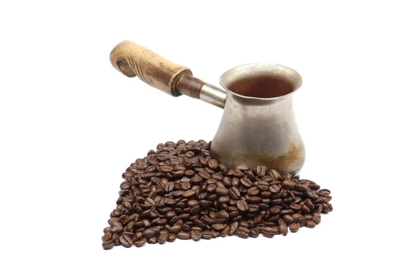 Vieja cafetera de cobre con granos de café —  Fotos de Stock