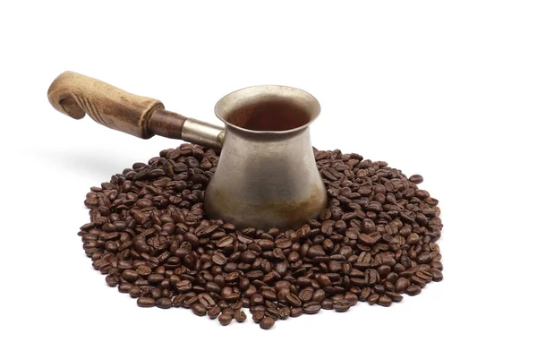 Alte kupferne Kaffeekanne mit Kaffeebohnen isoliert auf weiß — Stockfoto