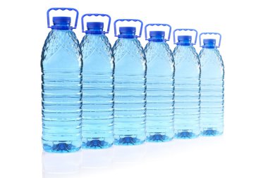Bir sırada plastik maden suyu şişeleri
