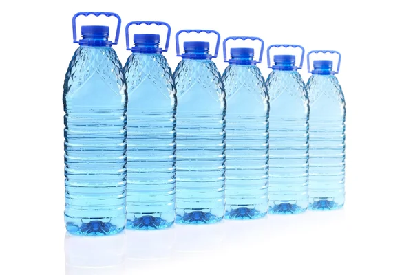 Garrafas de plástico de água mineral em uma fileira — Fotografia de Stock