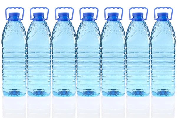 Botellas de plástico de agua mineral en una fila —  Fotos de Stock