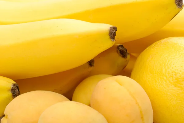 Жовтий фон зі свіжих фруктів — стокове фото