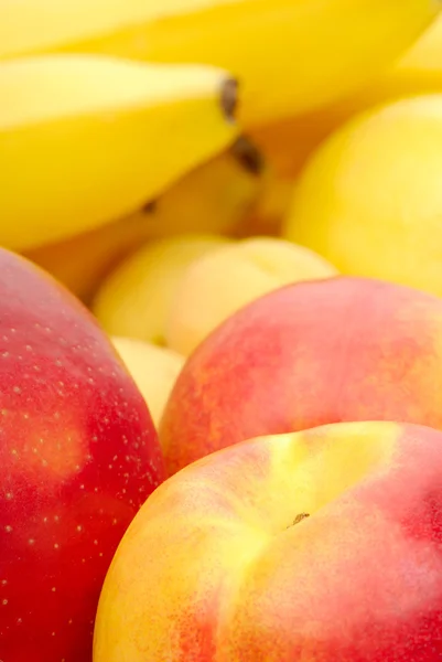 Červené a žluté pozadí čerstvého ovoce — Stock fotografie