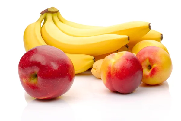 Frutas frescas vermelhas e amarelas isoladas em branco — Fotografia de Stock