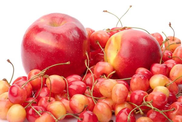 Reife Kirsche, Apfel und Nektarine isoliert auf weiß — Stockfoto