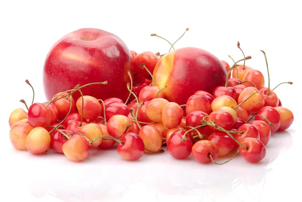 Dojrzała wiśnia, jabłko i nektaryna wyizolowane na białym — Zdjęcie stockowe