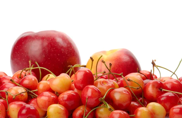 Reife Kirsche, Apfel und Nektarine isoliert auf weiß — Stockfoto