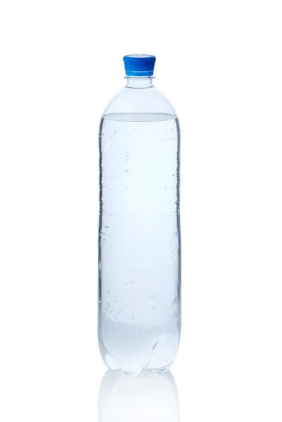 Пластиковая бутылка минеральной воды — стоковое фото