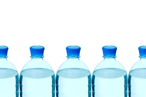 Botellas de plástico de agua mineral en una fila — Foto de Stock