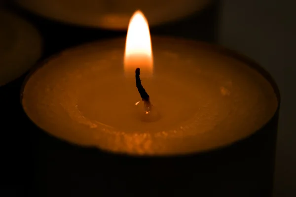 Макро горящей свечи — стоковое фото