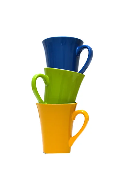 Стеки кольорових чашок ізольовані на білому тлі — стокове фото