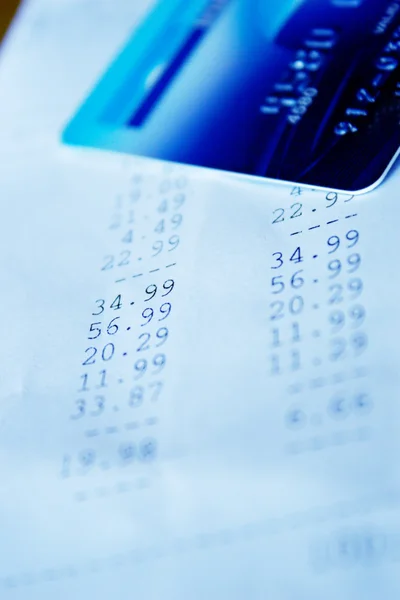 Finansal Kağıt ve kredi c seçici odak çekim mavi tonda — Stok fotoğraf
