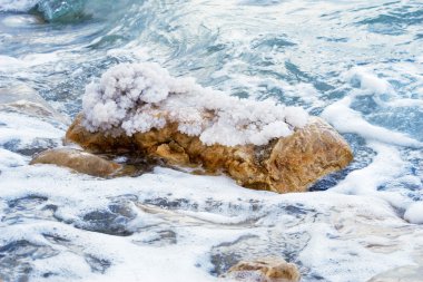kristal tuz ve ölü deniz dalgaları
