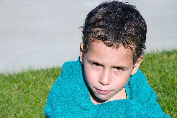 屋外にタオルを持つ少年 — ストック写真