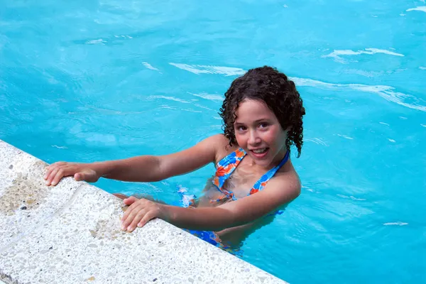 十几岁的女孩在游泳池上 — 图库照片