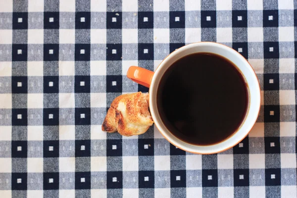 Cup of coffee on blue and white gingham tablecloth — Stock Photo, Image