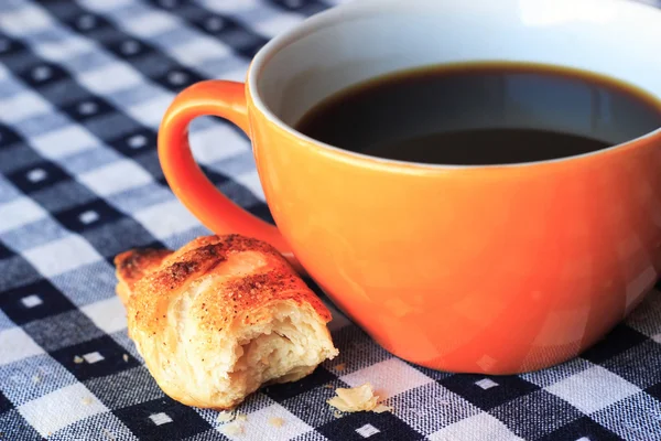 Xícara de café na toalha de mesa de gingham azul e branco — Fotografia de Stock