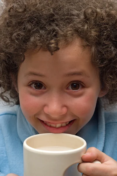 Uśmiechający się dziewczyna napój z kubek — Zdjęcie stockowe