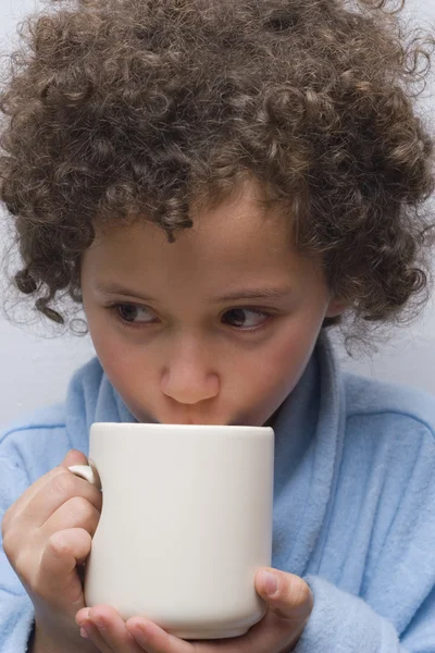 Curly girl drink from mug — Stock Photo, Image