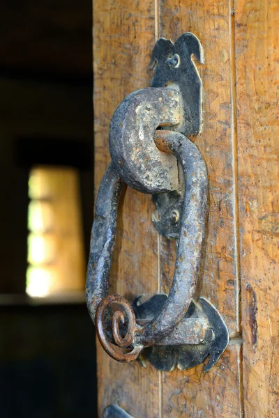 eski ahşap kapı kilitli