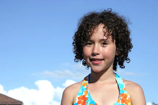 Chica adolescente con el pelo rizado Imágenes de stock libres de derechos