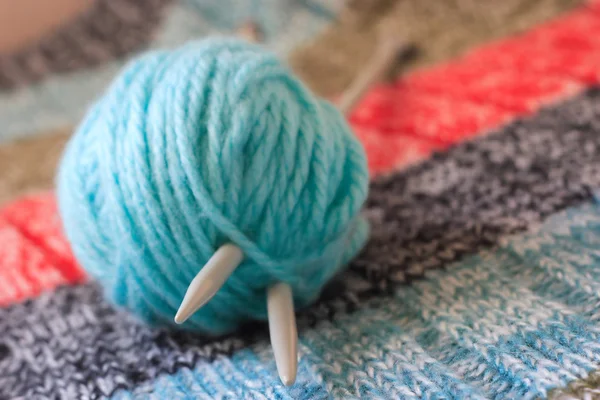 Macro de lana azul y agujas para tejer Imagen de archivo