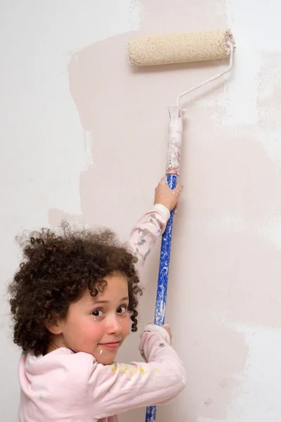 Menina pintando uma parede — Fotografia de Stock