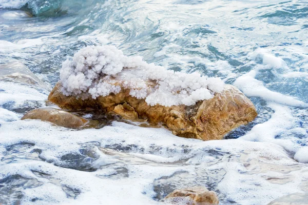 Kryształy soli i fale na Morze Martwe — Zdjęcie stockowe