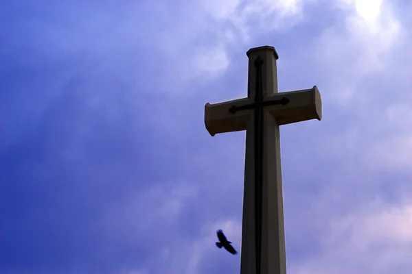 Christentum Kreuz auf dem Himmelshintergrund — Stockfoto