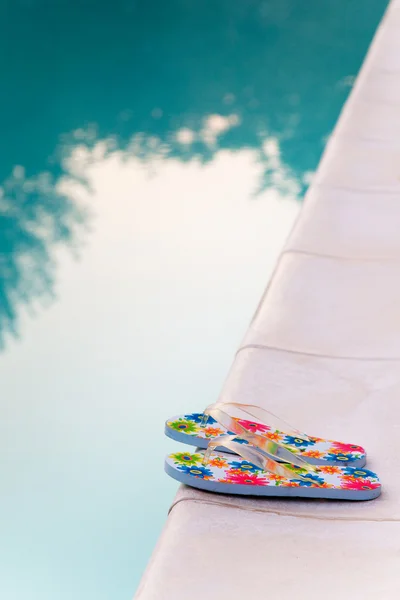 Flip-Flops in der Nähe des Schwimmbades — Stockfoto