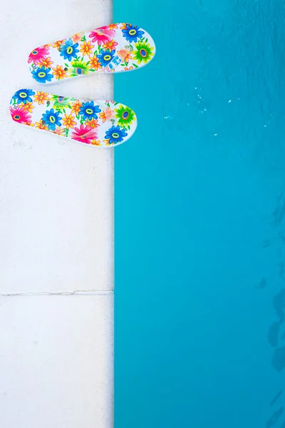 Фліп-флопс біля басейну — стокове фото
