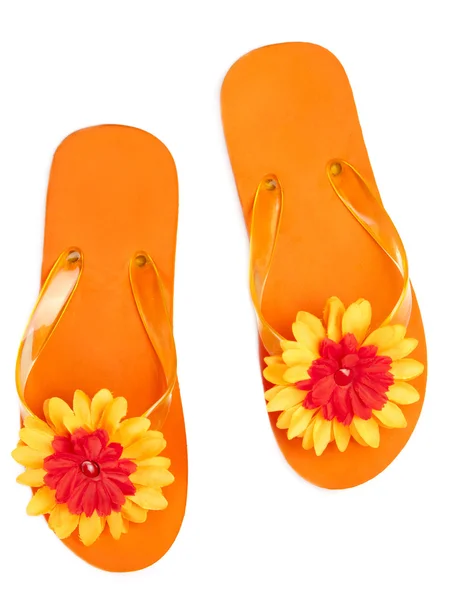 Chinelos laranja com flores — Fotografia de Stock
