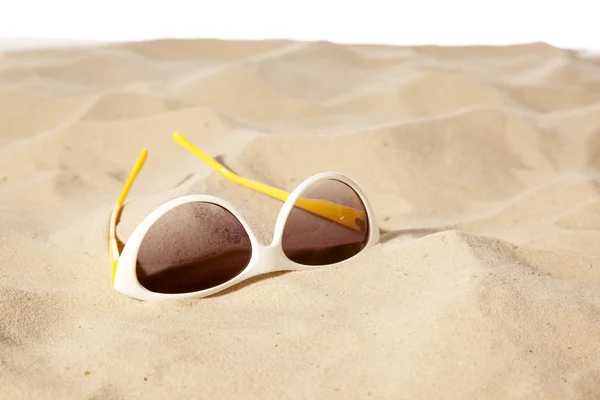 Okulary słoneczne na plaży — Zdjęcie stockowe