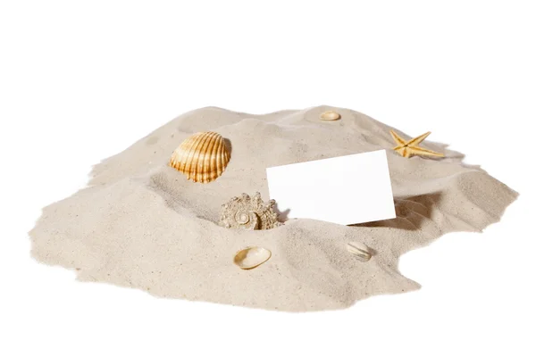 Conceito de praia com pilha de areia e um cartão em branco — Fotografia de Stock