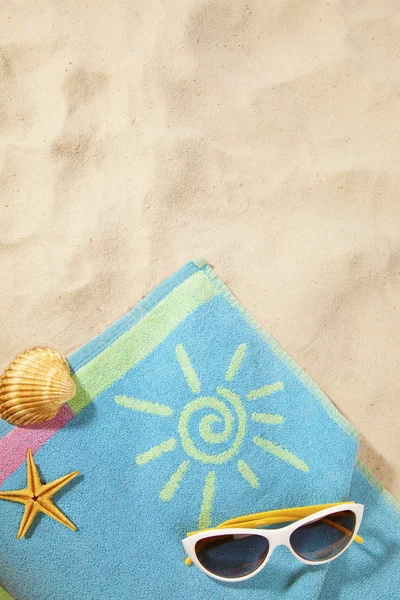 Concetto spiaggia con asciugamano e occhiali da sole — Foto Stock
