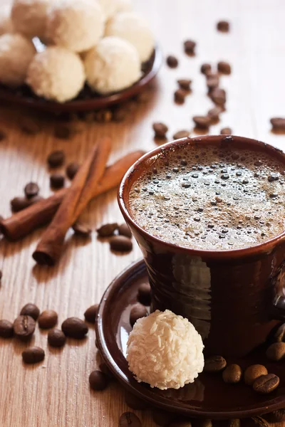 Xícara de café e trufas de chocolate branco na mesa — Fotografia de Stock