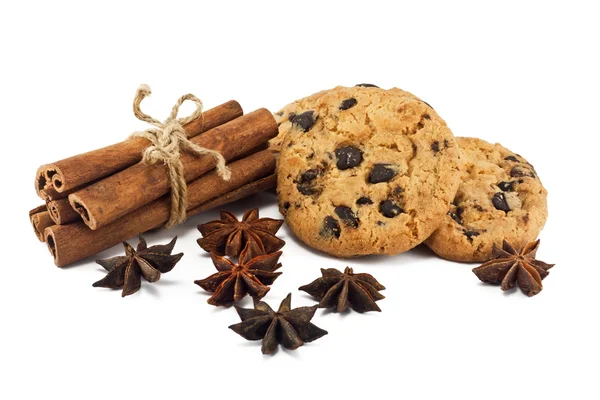 Kanelstänger, anis stjärnor och chips choklad cookies — Stockfoto