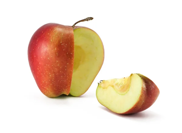 Uma maçã suculenta vermelha isolada no fundo branco . — Fotografia de Stock