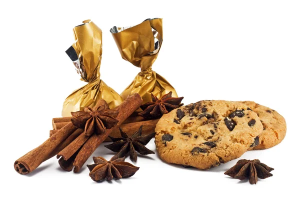 Laski cynamonu, gwiazdki anyżu, cukierki i ciasteczka czekoladowe żetony — Zdjęcie stockowe