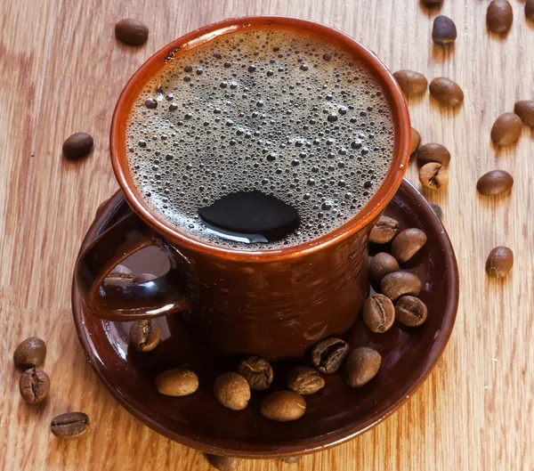 Xícara de café em uma mesa de madeira — Fotografia de Stock