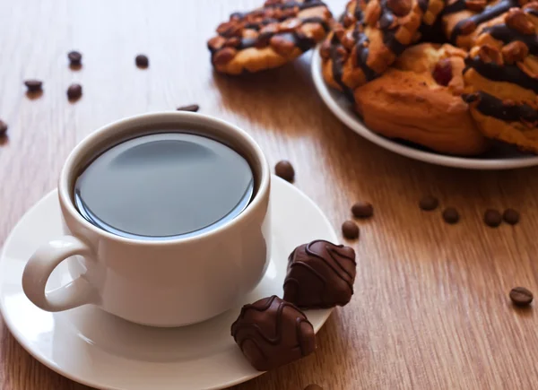 Csésze kávét, és Csokis süti — Stock Fotó