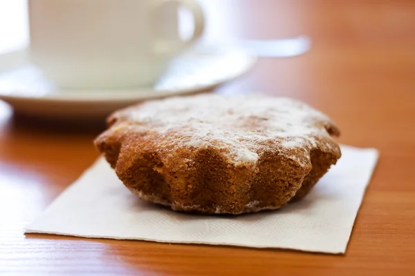 Friss süteményeket és egy csésze kávé — Stock Fotó