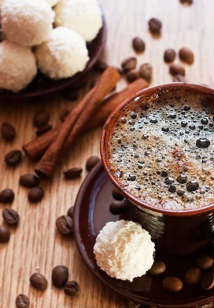 Bir fincan kahve ve beyaz çikolata truffles — Stok fotoğraf
