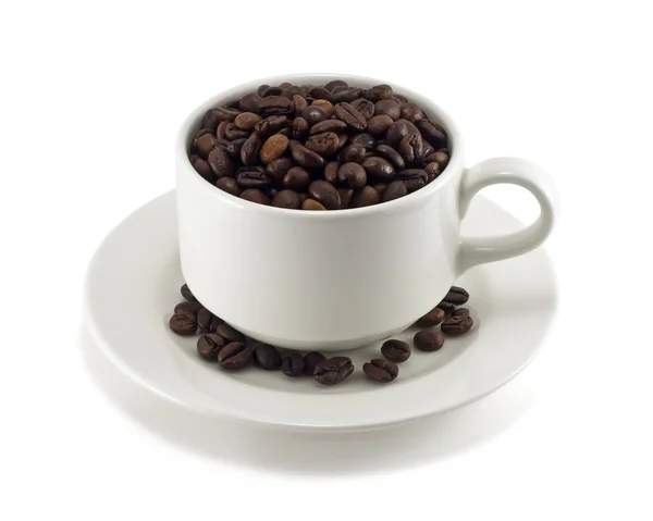 Granos de café en una taza sobre fondo blanco —  Fotos de Stock