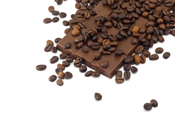 Chocolat bar e grãos de café no fundo branco — Fotografia de Stock