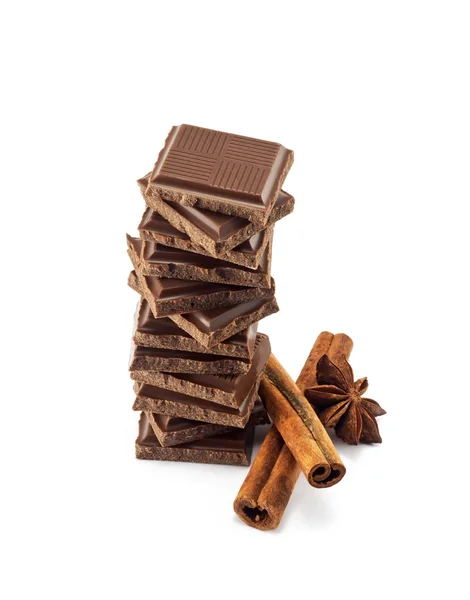 Barras de chocolate apilan y palitos de canela — Foto de Stock