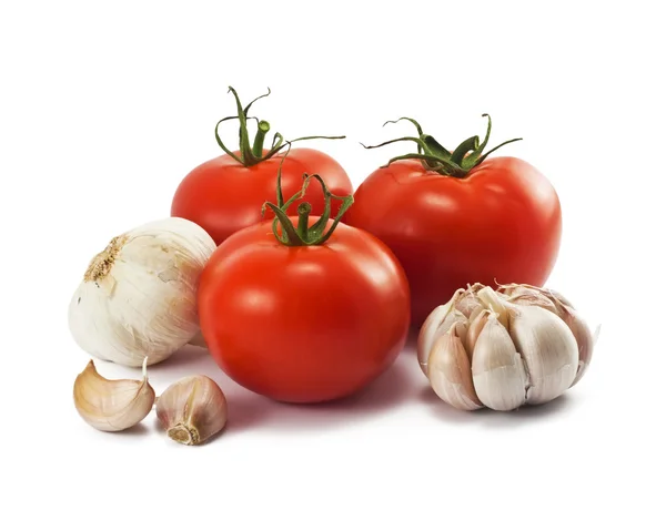 Pomodori maturi freschi e aglio su bianco — Foto Stock