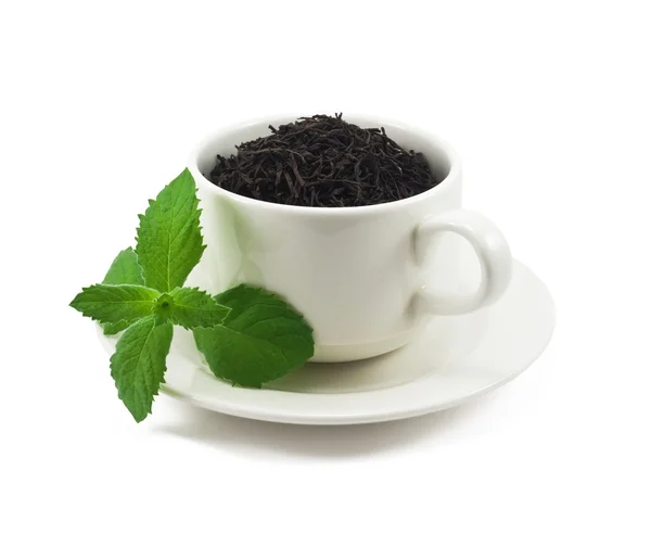 Xícara de chá preto com folha de hortelã no fundo branco — Fotografia de Stock